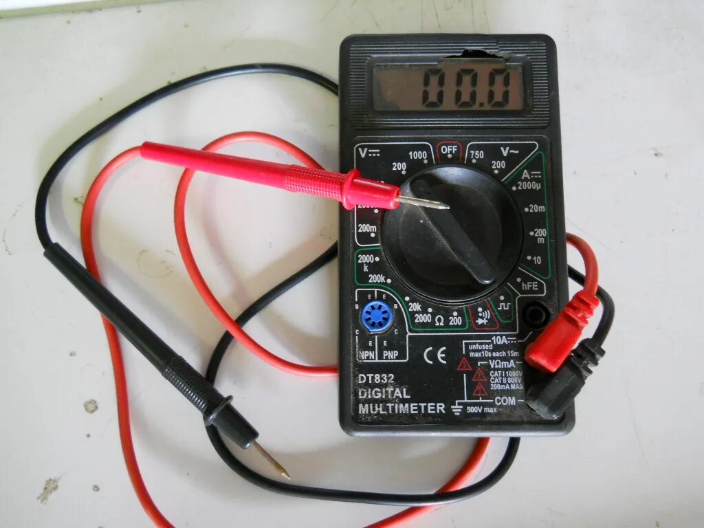 Как проверить АКБ вольтметром. Вольтметр для аккумулятора 12 вольт. Измерить напряжение АКБ вольтметром. Мультиметр Вольтаж аккумулятора.