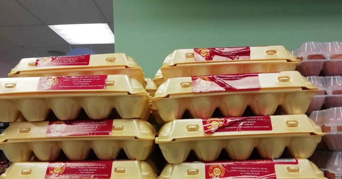 Яйца в магазине. Упаковка яиц супермаркет. Выкладка яиц. Выкладка яиц в магазине.