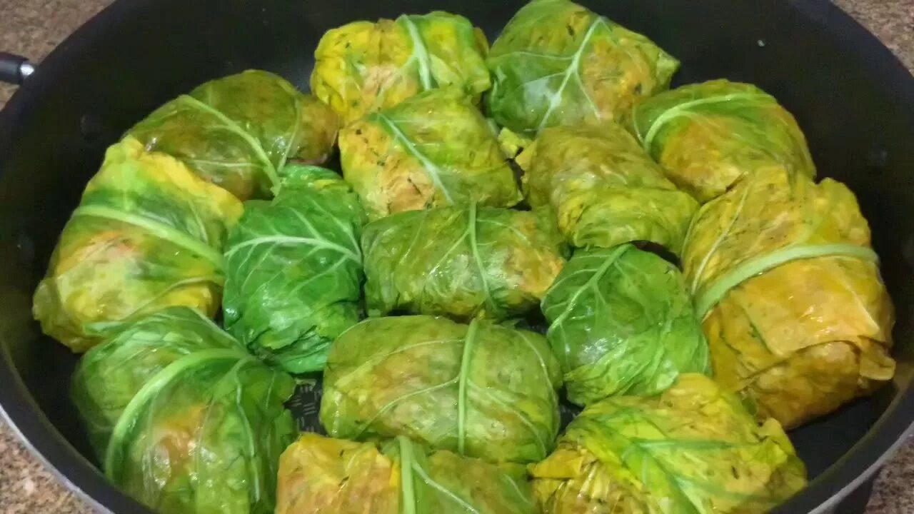Голубцы из листьев салата с мясным фаршем. Долма капустная. капуста айсберг голубцы. голубцы из капусты айсберг. долма с листьями капусты.