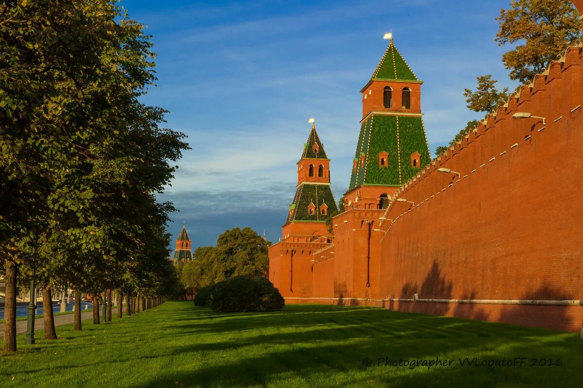 Московский кремль автор. Мусорской расает на москве рекн. Храм московского кремля кирпич. Утро стены древнего кремля. Утро стены древнего кремля.