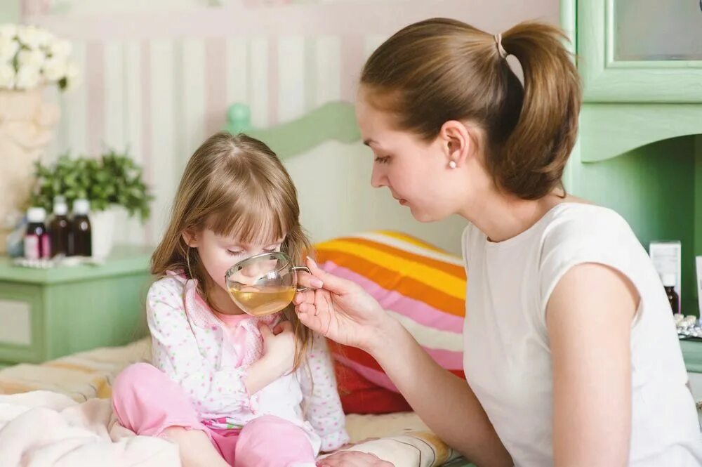 Фитотерапия для детей. Дети пьют чай. Мама с ребенком пьют чай. Мама лечит ребенка. Мама сильно болеет