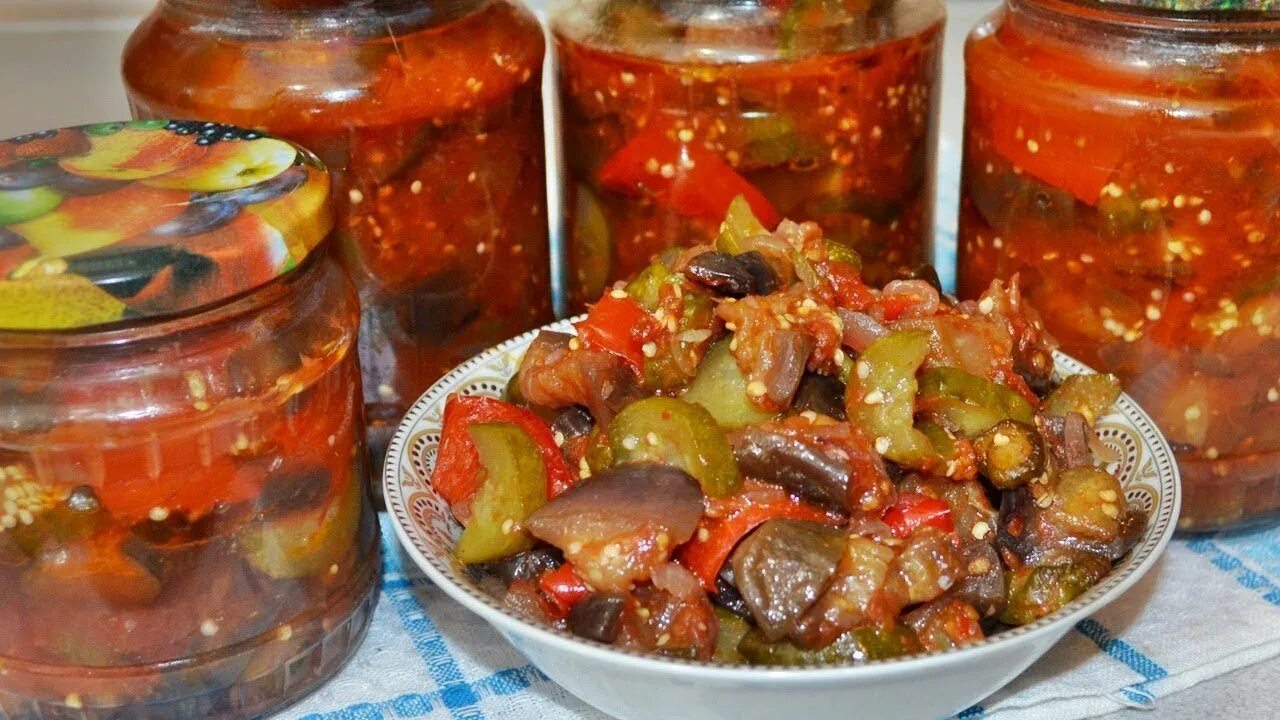 Вкусный салат на зиму перец баклажаны. Заготовка баклажан на зиму. Закуска из баклажанов на зиму. Салат из Бакложановна зиму. Салат с баклажанами на зиму.