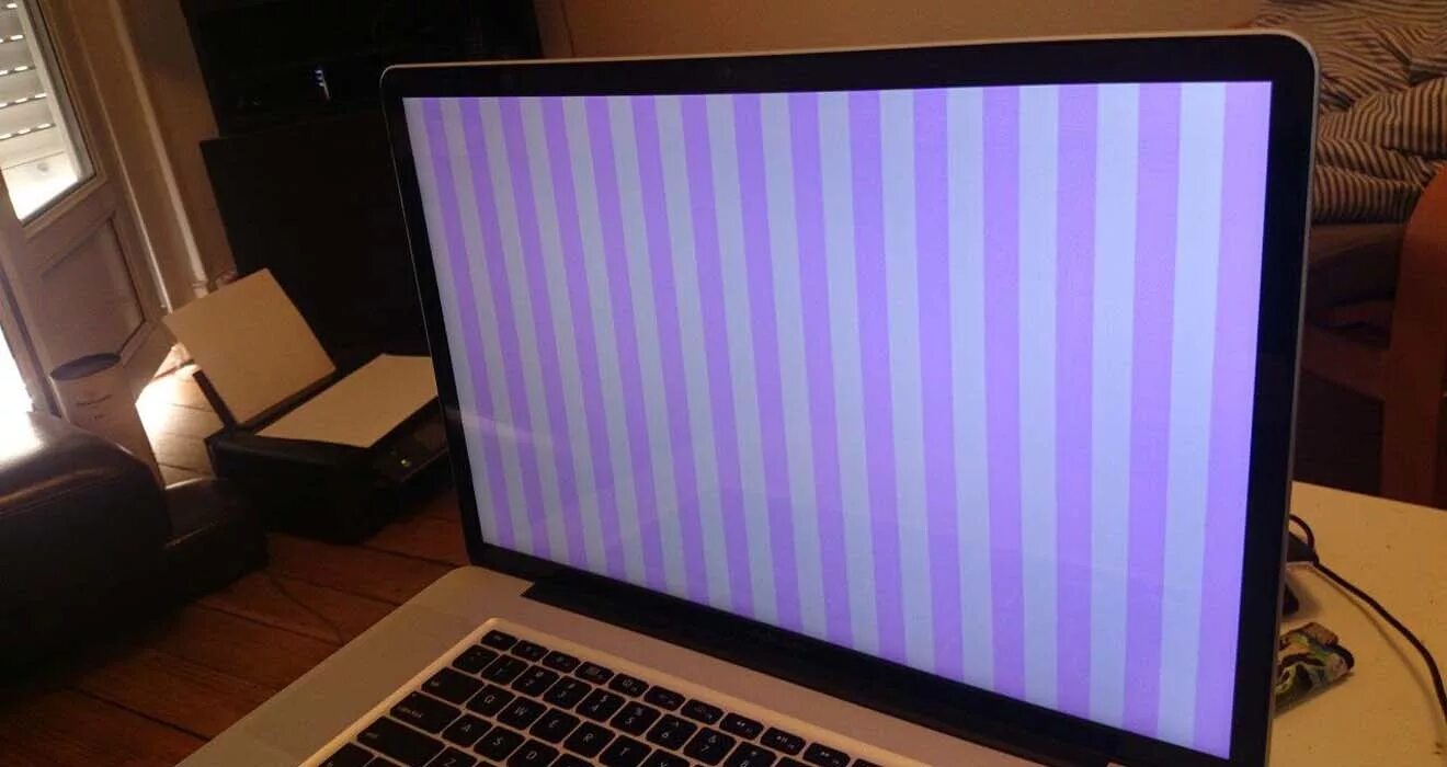 Полосы на мониторе. Полосы на мониторе ноутбука. Фиолетовая полоса на экране. Вертикальные полосы на экране ноутбука. Полосы на экране при включении