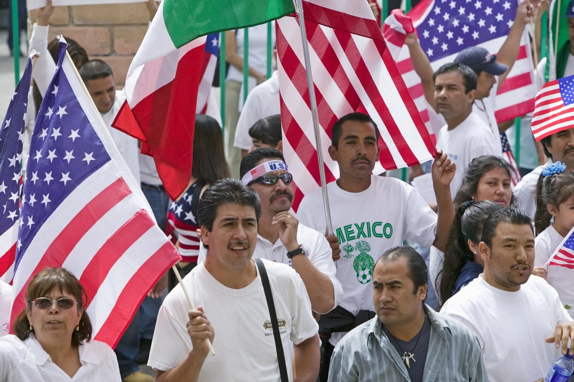 Почему мексиканцы бегут. Мексиканцы и американцы. Мексиканцы в США. Латиноамериканцы нелегалы. Мексиканцы в США фото.