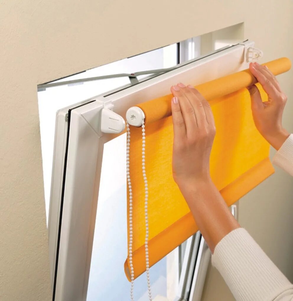 Карниз струнный артекс. Рулонные шторы на пластиковые окна без сверления. Мини жалюзи на пластиковые окна. Крепление рулонных штор на окно. Римские шторы крепеж на окно.