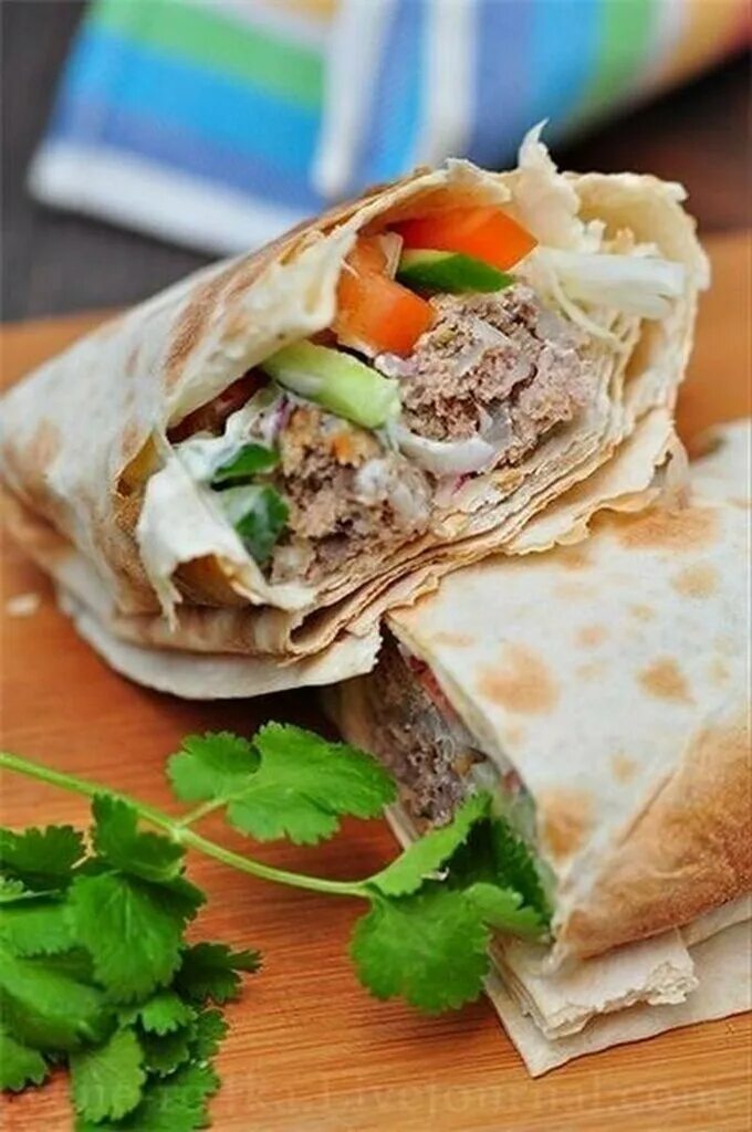 Мясо для шаурмы. Лаваш с курицей и овощами. В лаваше кемерово. Шаурма. Фаст фуд шаурма.