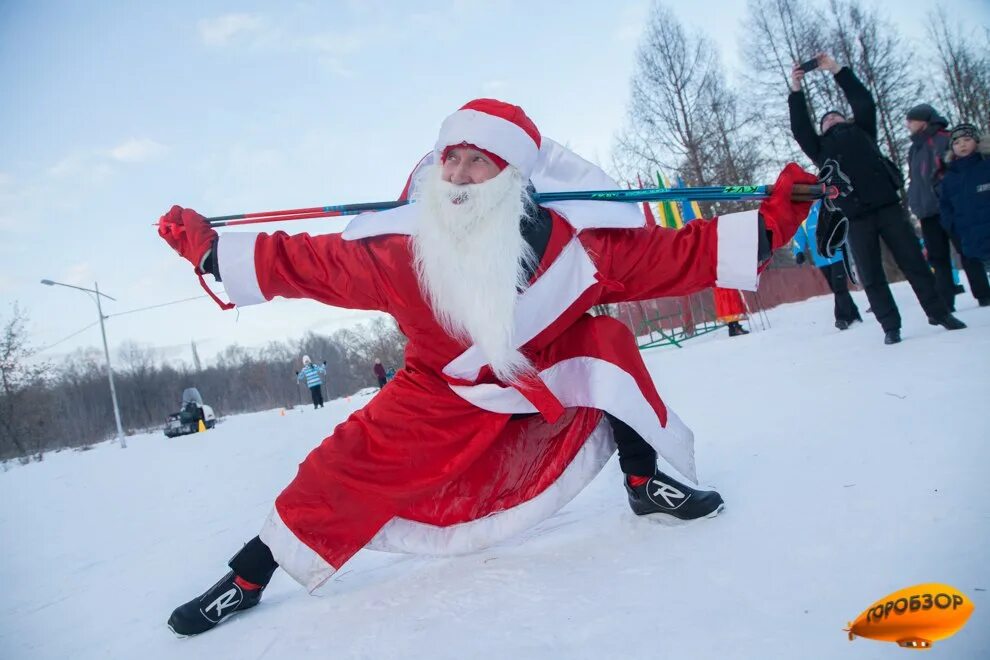 Уличная борьба дед мороз. Дед Мороз на лыжах. Спортивный дед Мороз. Дед Мороз лыжник.