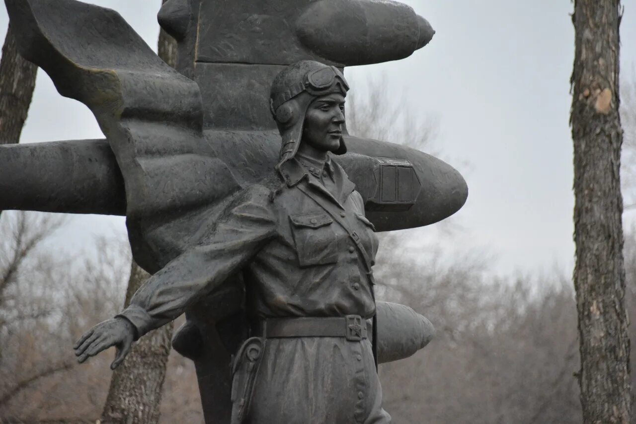 Памятник Марии Расковой Саратов. Памятник знаменитой лётчице, герою советского Союза м. м. Расковой. Памятник Расковой в Энгельсе. М расковой энгельс