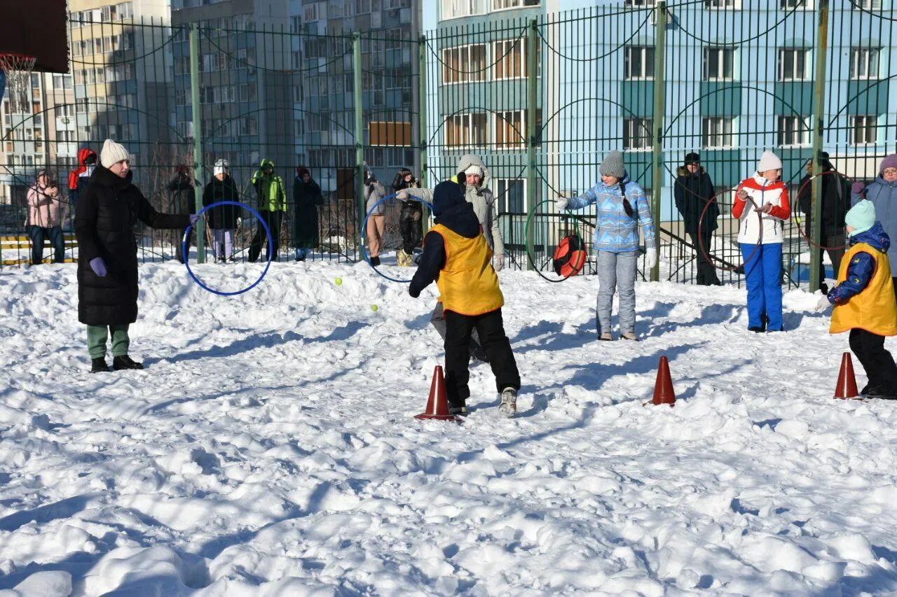 спортивная эстафета зимние забавы. спортивные конкурсы эстафеты зимой. зимние старты для дошкольников на улице. эстафета зимних игр. соревнования на улице зимой для детей.
