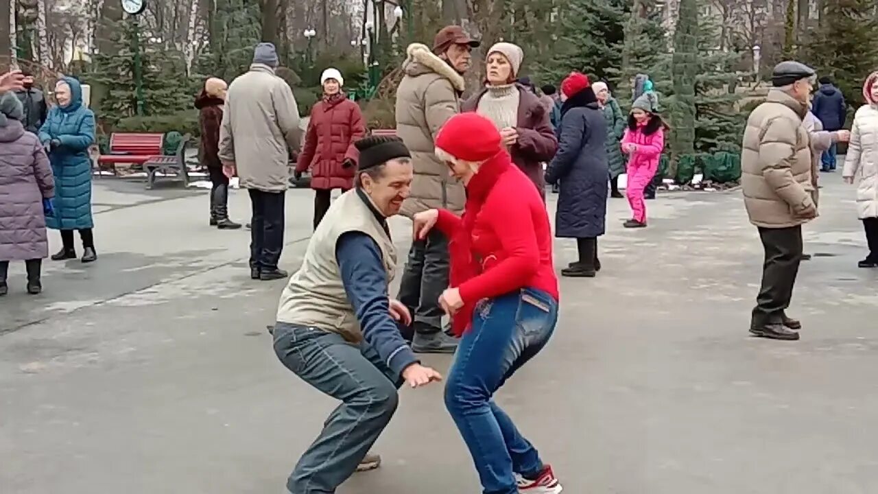 Парк горького танцы видео. Танцы в парке Горького в Харькове. Танцы в Харькове парке Горького новое. Танцы парк Горького г Харьков. Парк Горького в Харькове танцы ретро.