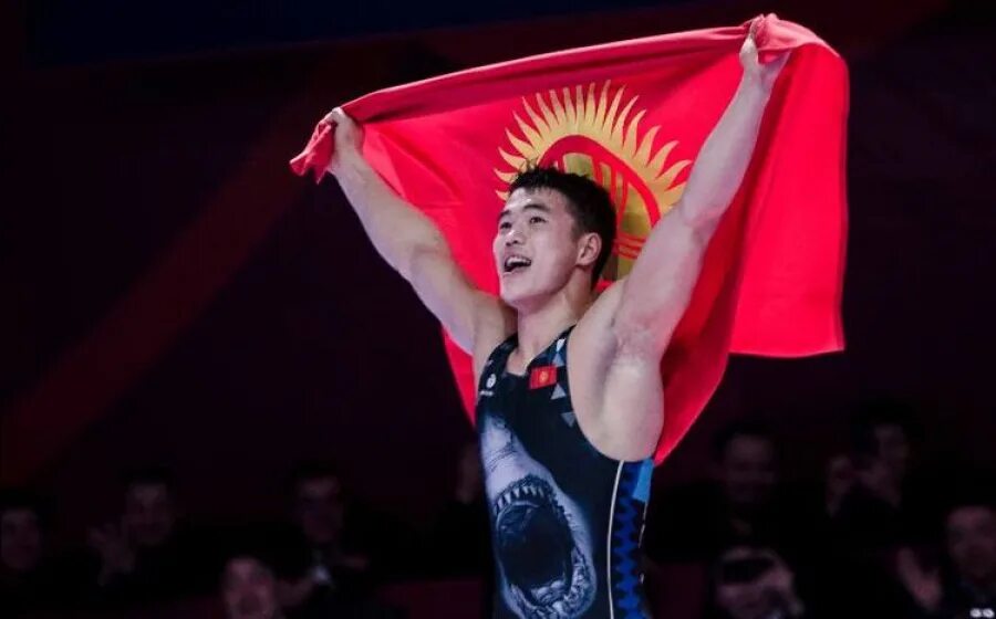 Кыргызстан спортсмены в париж. Борцы кыргызстана. Киргизский борец жоламан шаршенбеков. Акжол махмудов жоламан шаршенбеков. Жоламан шаршенбеков борец.