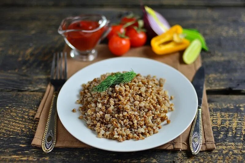 Гречка с отварной нут. Гречка в тарелке. 100 грамм отварной гречки. Гречка в тарелке. Куриное филе с гречкой.