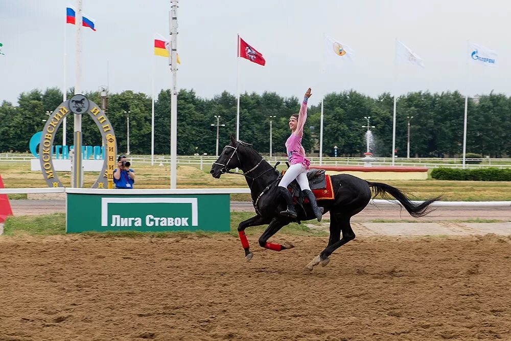 Призы скачек. Конь победитель. Скачки ирбит ипподром. Конные скачки в москве. Известные скачки в россии.
