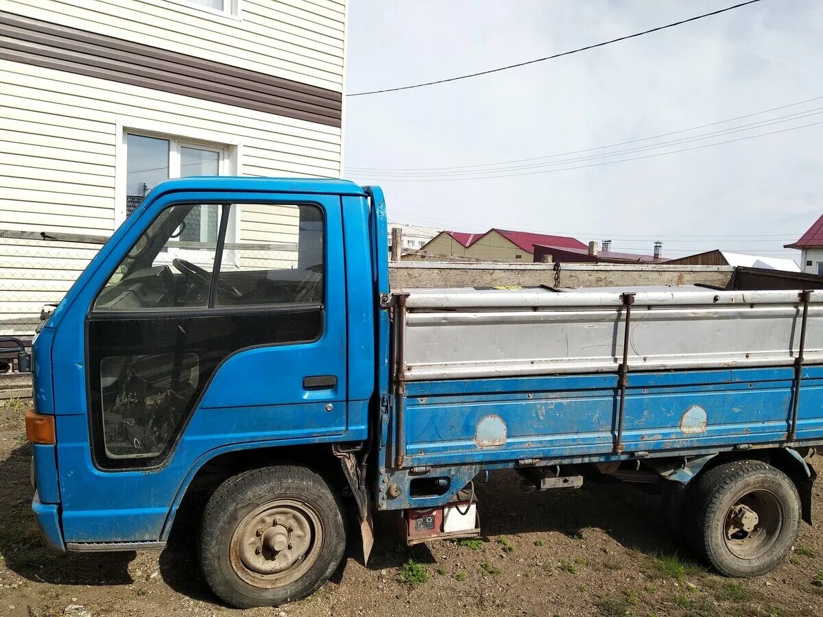 Бортовой грузовичок. Isuzu Elf 1990 самосвал. Isuzu Elf 1989 года. Isuzu самосвал 1990. Isuzu грузовик 1989.