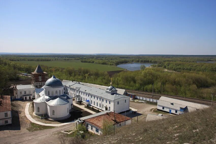 Монастыри воронежской области сайт. Свято-Успенский Дивногорский мужской монастырь. Дивногорский Успенский монастырь. Дивногорский мужской монастырь пещерный храм. Дивногорский Успенский монастырь трудники.