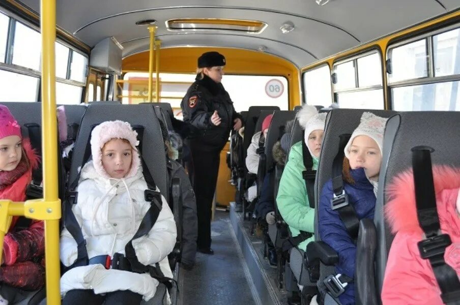 Подвоз школьный автобус. Автобус для детей. Школьный автобус дети. Общественный транспорт для детей. Школьники в автобусе.