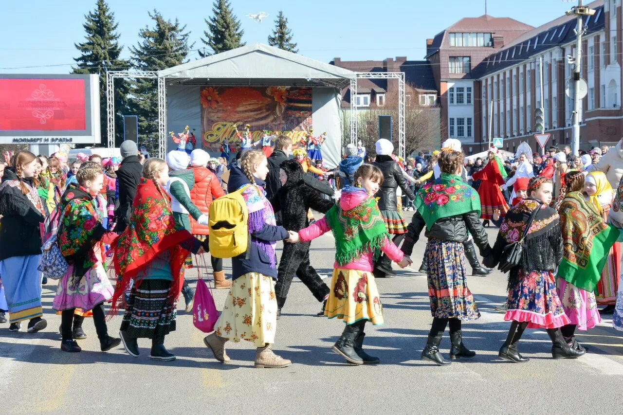 Массовые гуляния. Уличные гуляния. Массовые гуляния на Масленицу. Народное гуляние.