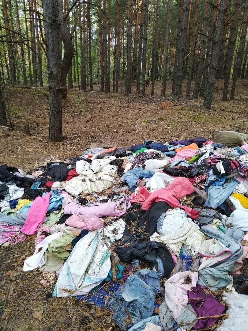 Полигон одежда. Свалка одежды. свалка из одежды. одежда на помойке.