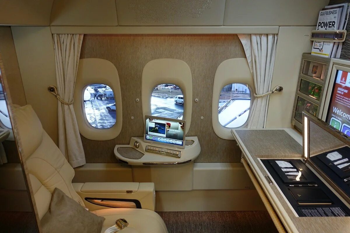 Emirates 777 first class. Emirates b777 first class. Emirates 1 класс. Первый класс Боинг 777 Эмирейтс.