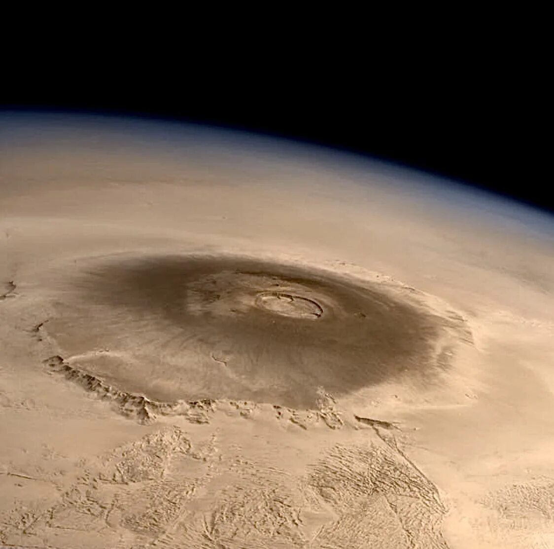 Самая высокая гора в солнечной системе находится. Марсианский вулкан Олимп. Гора Олимп на Марсе. Марс Планета вулкан Олимп. Марс Планета гора Олимп.