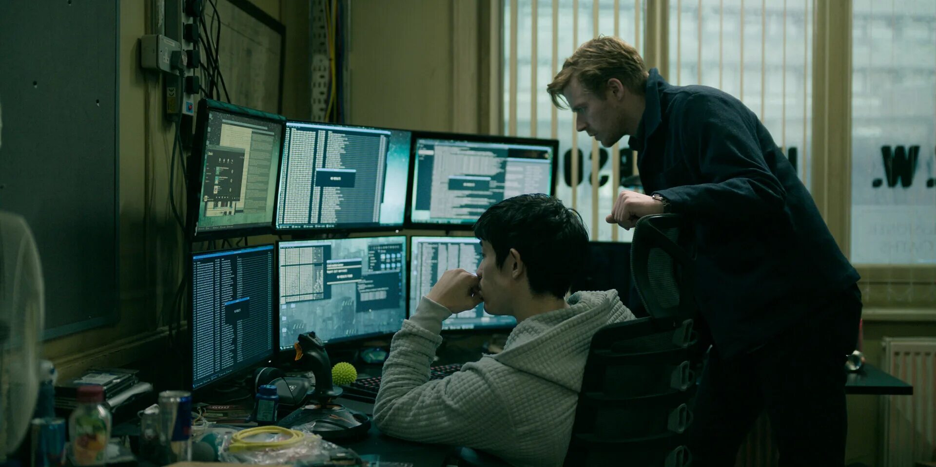 Кристин скотт томас в медленных лошадях. Slow horses сериал. Олдман сериал 2022. Медленные лошади / slow horses (2022). Гари олдман сериал 2022.