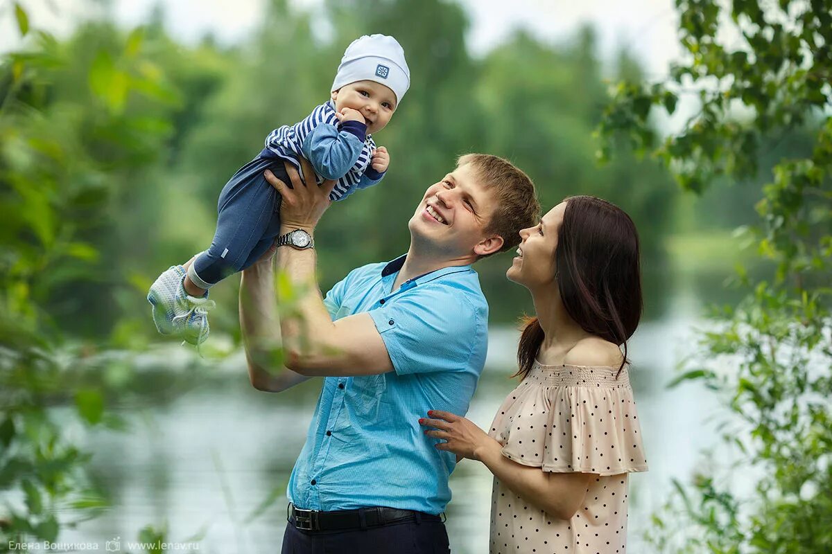 Папа мама малыш телефон. Семейная фотосессия с младенцем на природе. Семейная фотосессия в парке. Летняя семейная фотосессия на природе. Прогулочная семейная фотосессия летом с ребёнком.