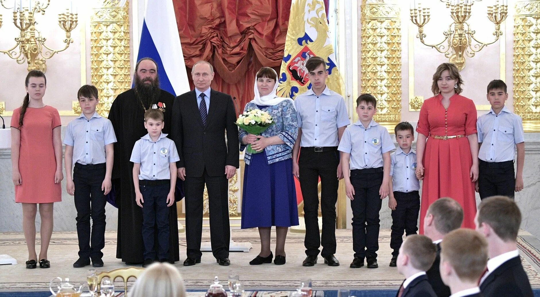 Президентские детские. Орден родительская Слава Кремлин. Орден родительская Слава 2022. Медаль родительская Слава 2022. Награждение в Кремле орденом родительская Слава.