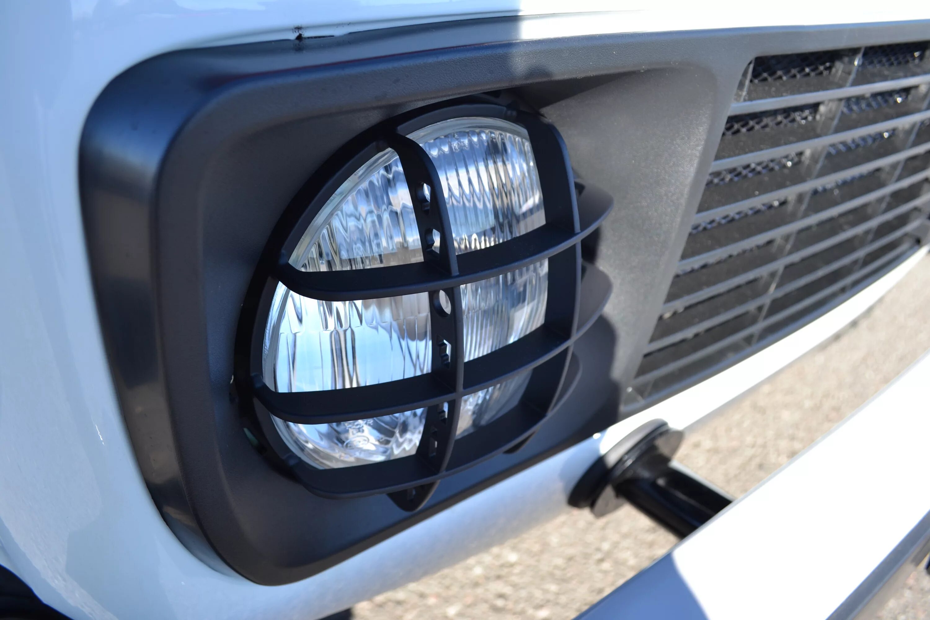 Решетки на фары land rover defender. Реснички на ваз 2101. Ваз 2101 тюнинговая решетка радиатора. Решетка на фары. Фара дефендер 2021.