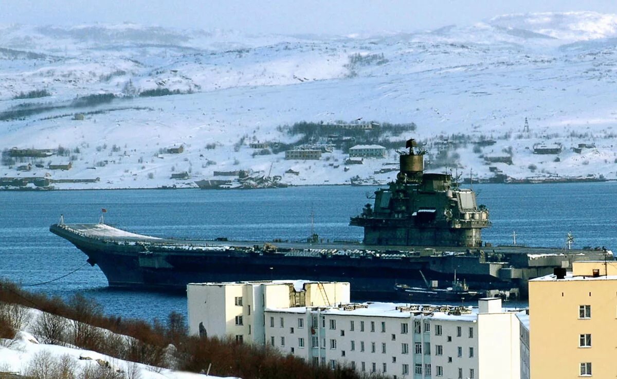 Североморск Адмирал Кузнецов. Кузнецов авианосец Мурманск. Крейсер Кузнецов Мурманск. Адмирал Кузнецов авианосец Североморск. Северный флот россии город