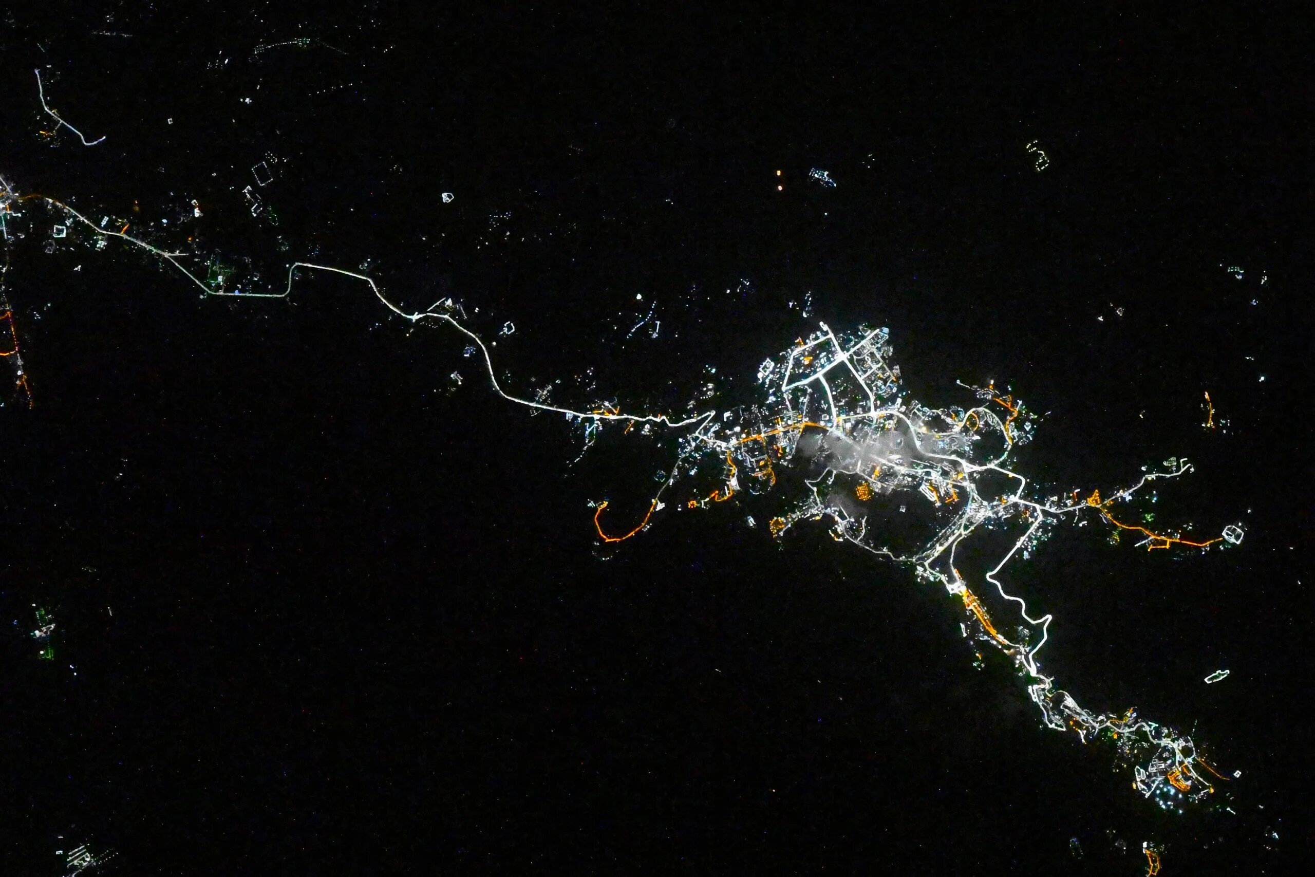 петропавловск со спутника. петропавловск-камчатский из космоса. москва из космоса ночью. спутниковая карта петропавловска-камчатского. снимки лесополос со спутника.