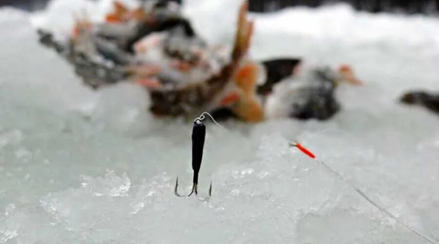 Ловля рыбы мормышкой. Ловля на черта окуня. Ловля окуня на чертика. Черт для зимней рыбалки. Чертики для зимней рыбалки.