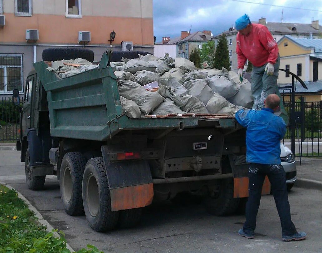Кирпич на самосвале. Песчаный карьер самосвал. Машина для перевозки пиломатериалов. Битый кирпич. Вольво контейнеровоз.