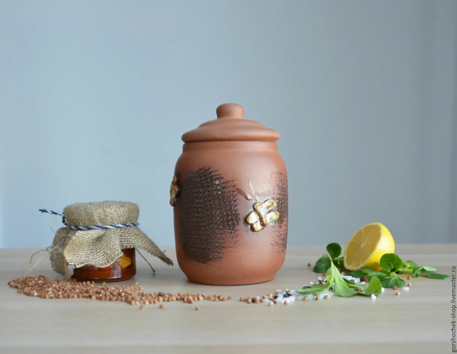 глиняная банка для меда 10-13 век. мед в глиняных горшочках. горшочек меда. мед в глиняных горшочках. сахарница медовая.