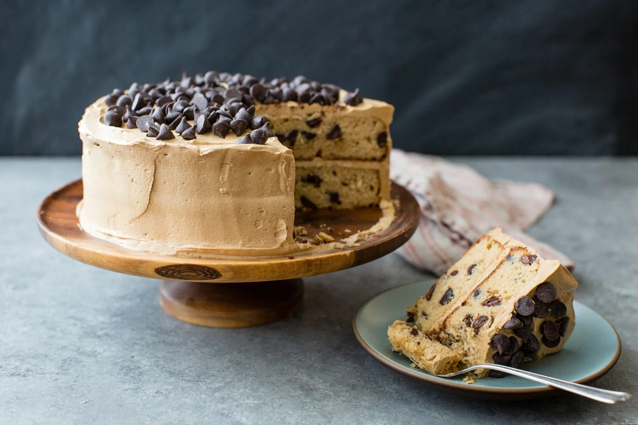 L cake. Торт Кентукки мокко. Торт с шоколадными чипсами. Мокко выпечка. Торт кофейный мокко.