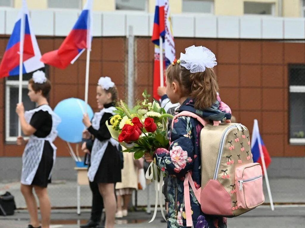 С 1 сентября изменятся. Школьники 1 сентября. Российские школьники. Праздник день знаний. Школьная линейка 1 сентября.