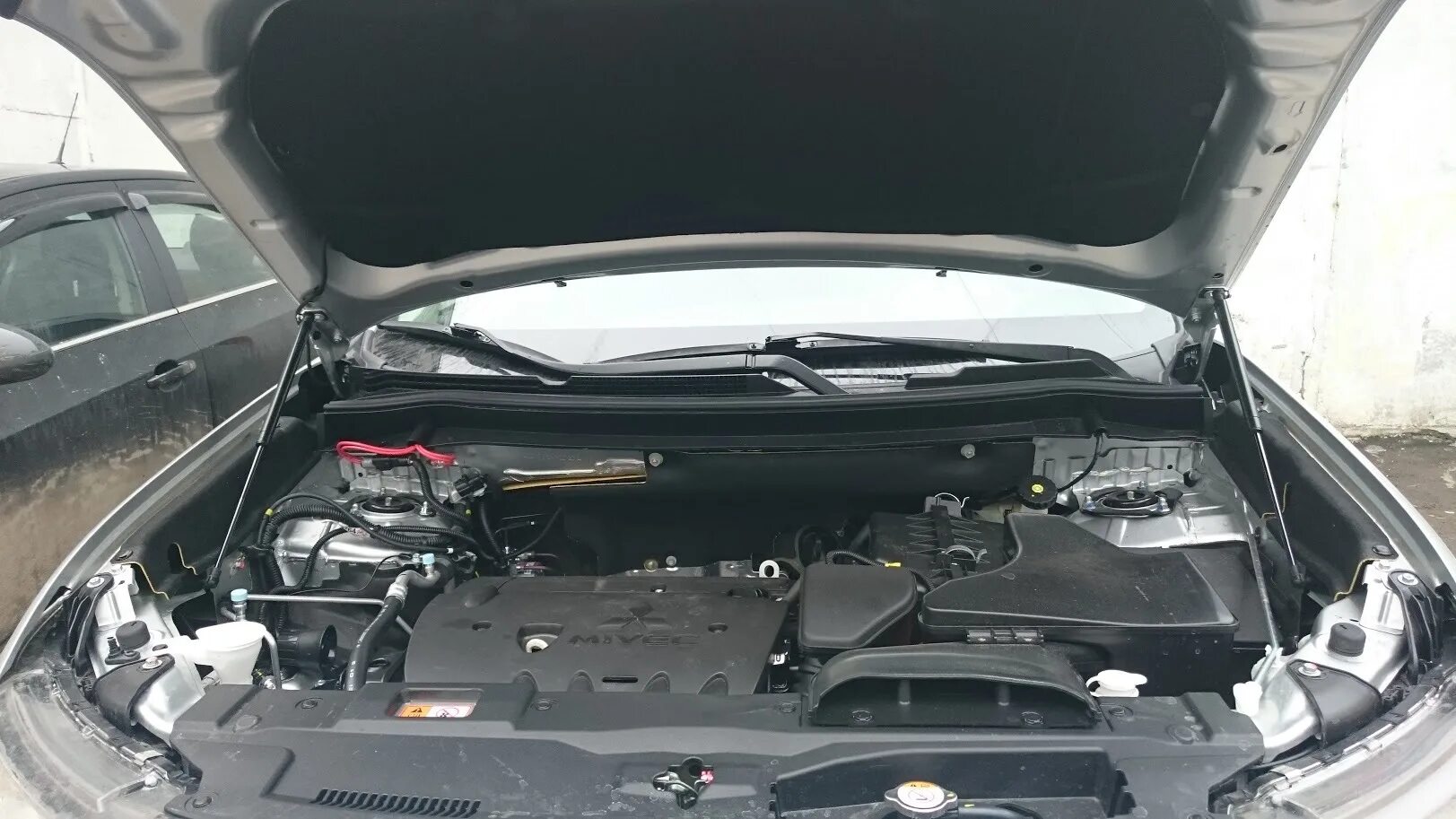 Капот митсубиси аутлендер 3. Амортизаторы капота Mitsubishi Outlander III 15-. Амортизаторы капота Митсубиши Аутлендер 3. Амортизатор капота Mitsubishi Outlander 2019. Митсубиси Аутлендер 3 открытый капот.