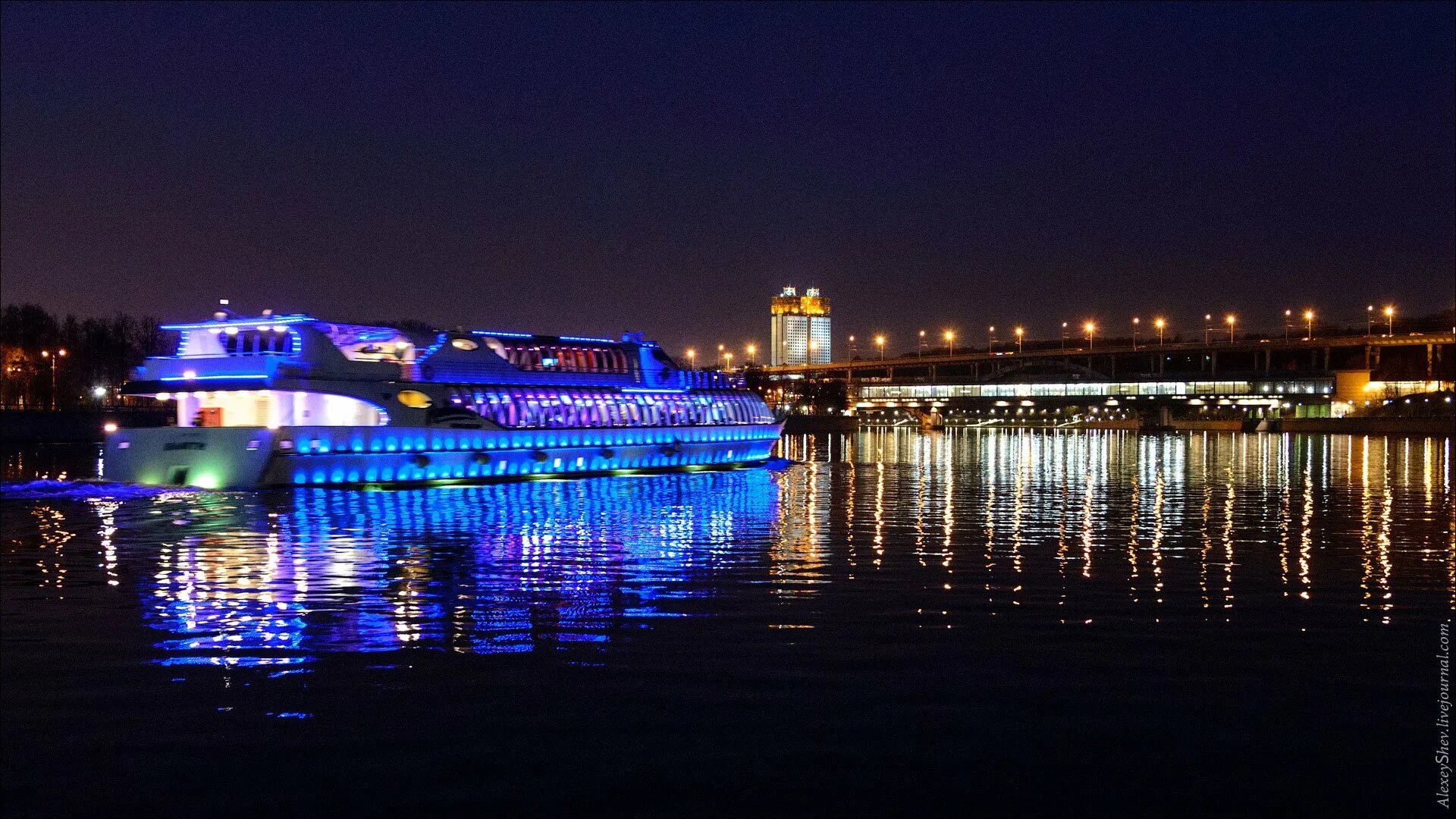 Рэдиссон представление. Корабль на москве реке рэдиссон. ночная москва с рэдиссон теплоходом. теплоход рэдиссон. теплоход рэдиссон палас ночная москва.