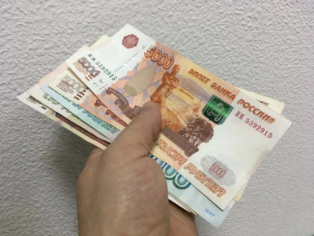 Зарплата. 18 тысяч рублей. Зарплата 17 тысяч. Денежное пособие. Деньги рубли.