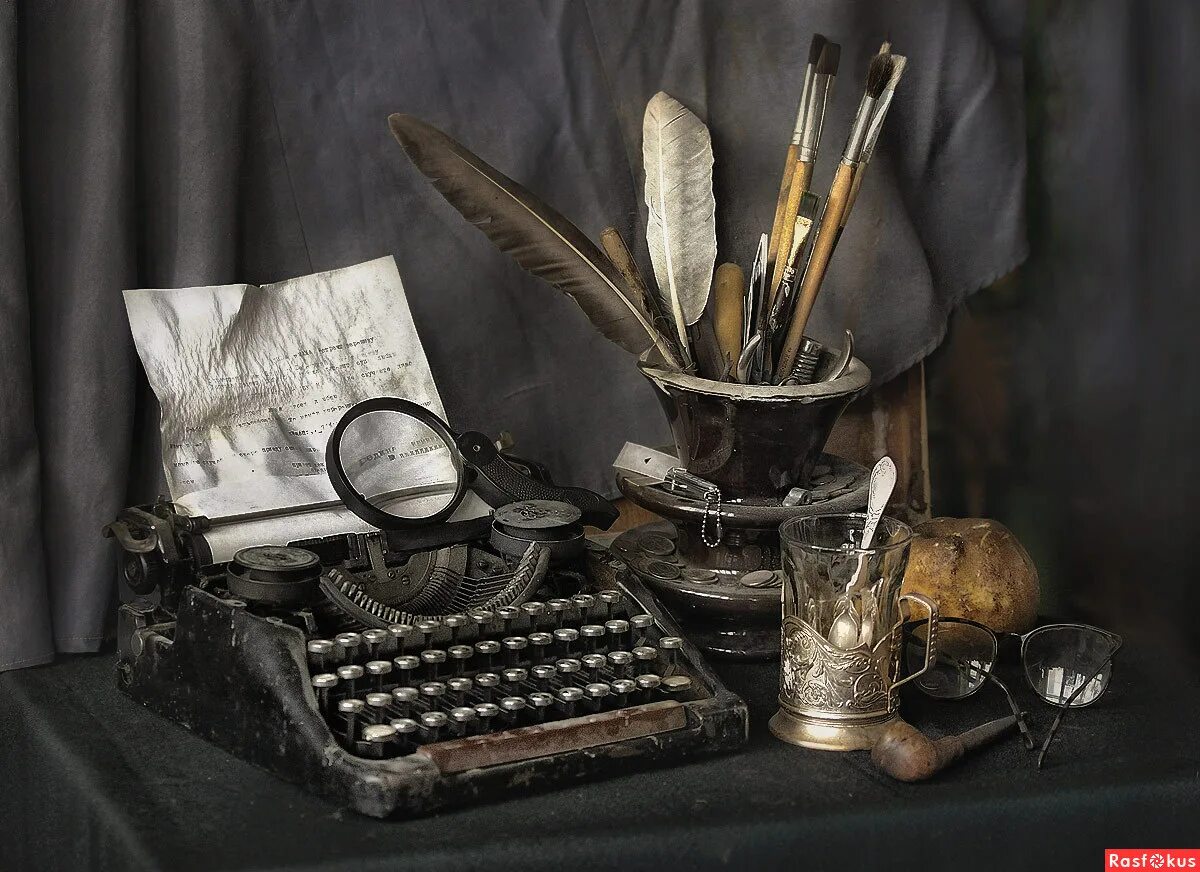 древние орудия из меди бронзовый век. история возникновения посуды. оловянная посуда 17 век россия. старинная кухонная утварь. композиция из предметов.