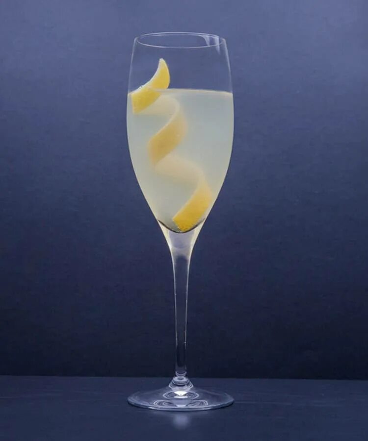 Коктейли с джином и шампанским. Френч 75 коктейль. French 75 cocktail. French 75 cocktail. Френч 75 коктейль.