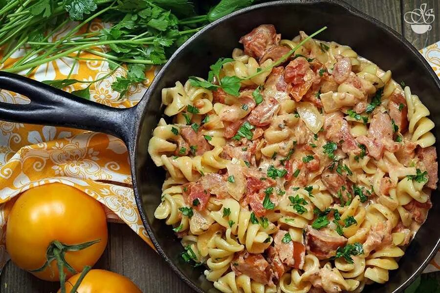 Блюдо из макарон быстро и вкусно. Паста с копчеными колбасками. макароны с колбасой. макароны с копченой колбасой. блюда из макарон и мяса.