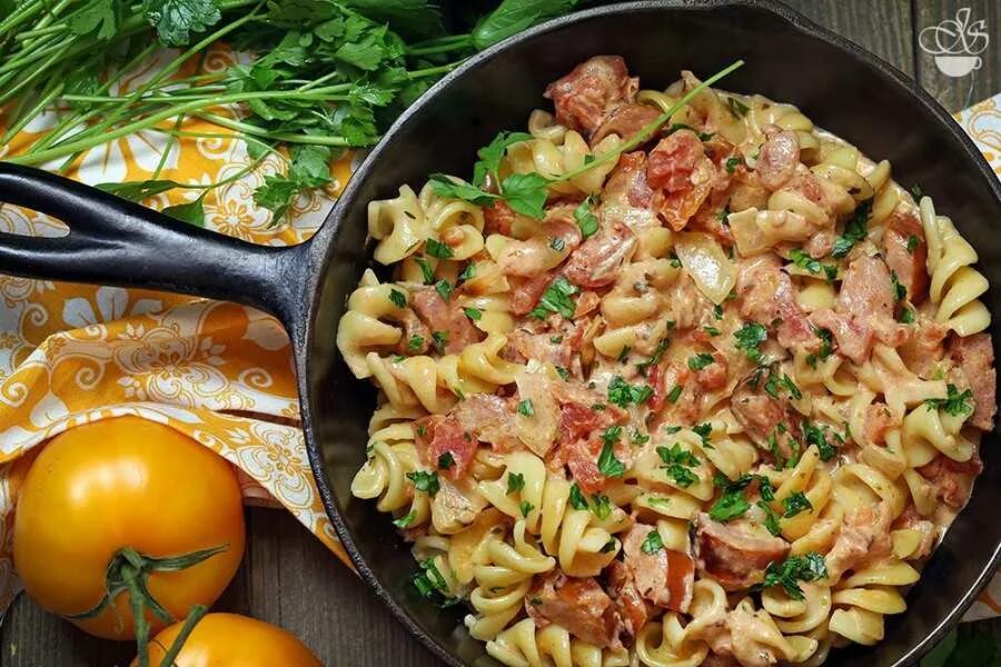 Паста с копчеными колбасками. Вкусный ужин. Макароны с копченой колбасой. Спагетти на сковороде.