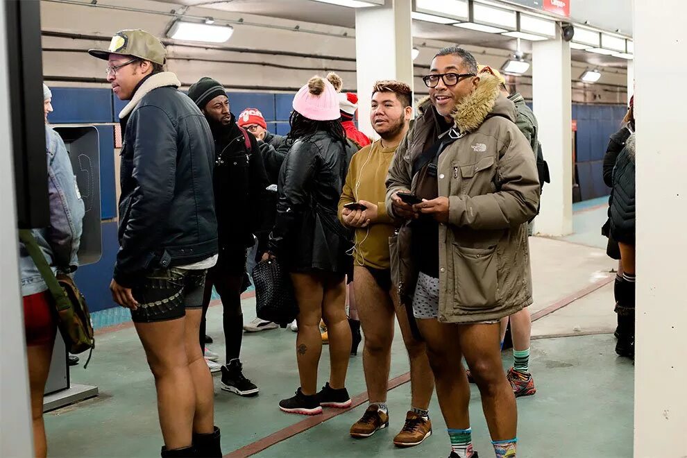 Книга без штанов. No Pants Subway Ride 2020. В метро без штанов. Флешмоб в метро без штанов. В метро без штанов 2020 Москва.