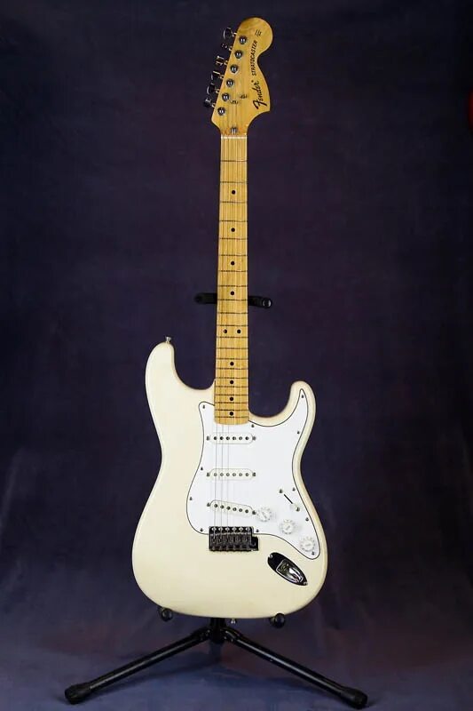 Squier Standard Stratocaster Black HSS 2005. Электрогитара Fender Stratocaster Standard SSS Vintage White Mexico 1996. Stratocaster Olympic White Hardtail. Stratocaster Olympic White HSS черная фурнитура. Электрогитара рублей