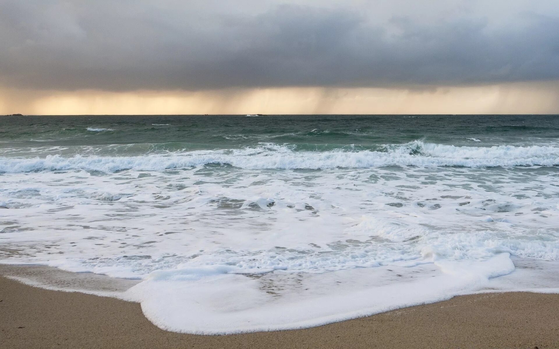 Rain beach. Пасмурное море. Ливень на море. Дождь на море. Пасмурный берег моря.