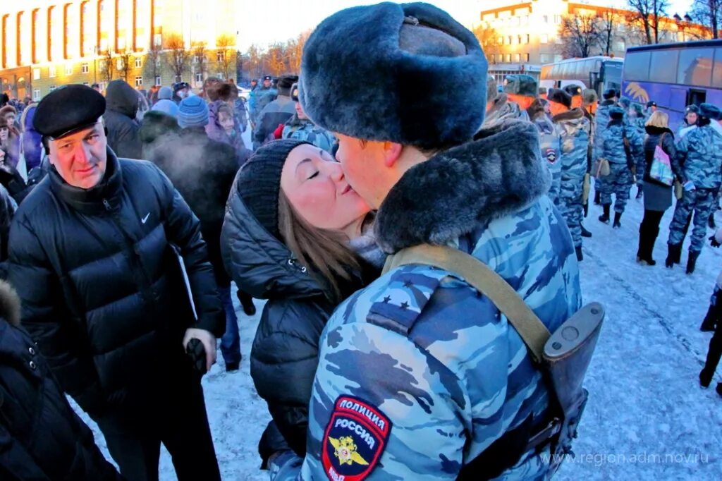 Омон тревога. ОМОН Варяг Великий Новгород. Встреча ОМОН. ОМОН В командировке. ОМОН командировка в Чечню.