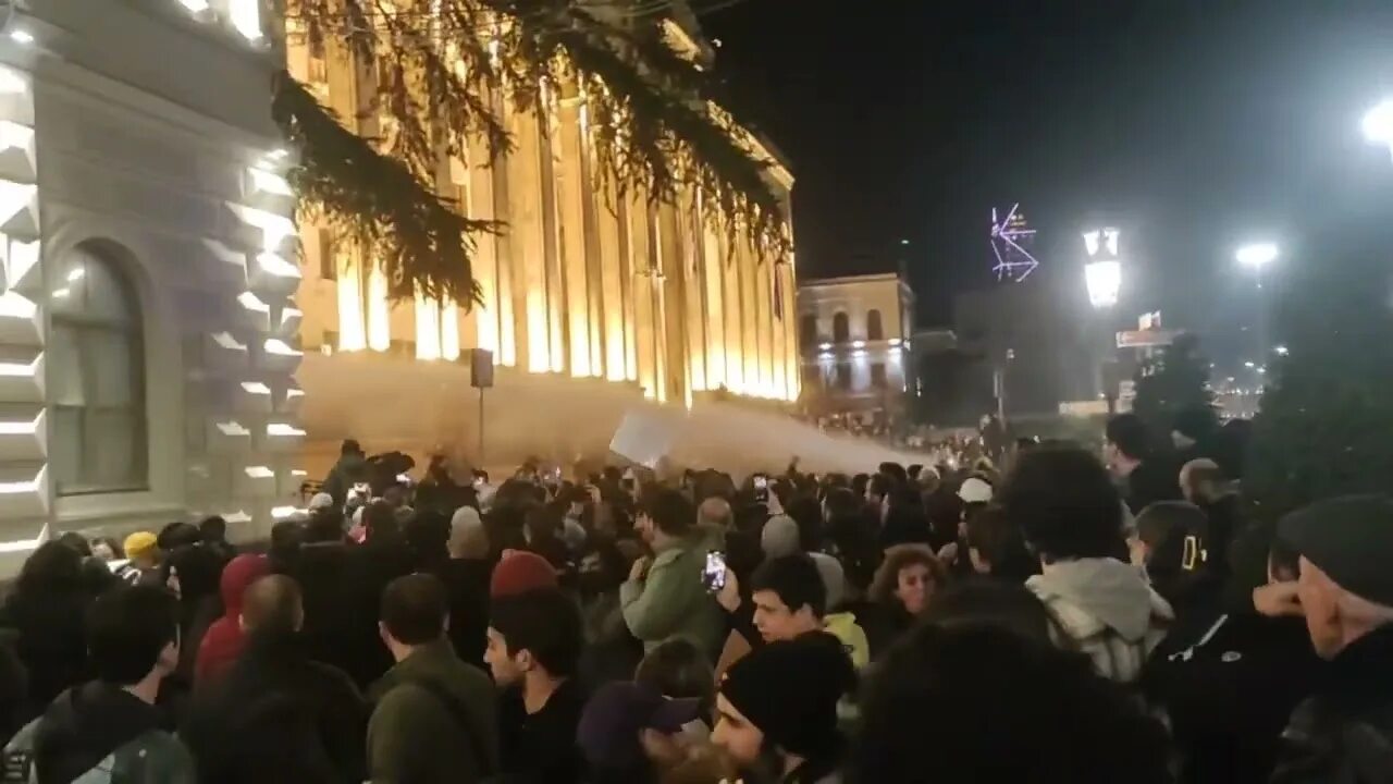 События в тбилиси сегодня что происходит. Люди на улице. парламент грузии беспорядки. протесты в тбилиси.