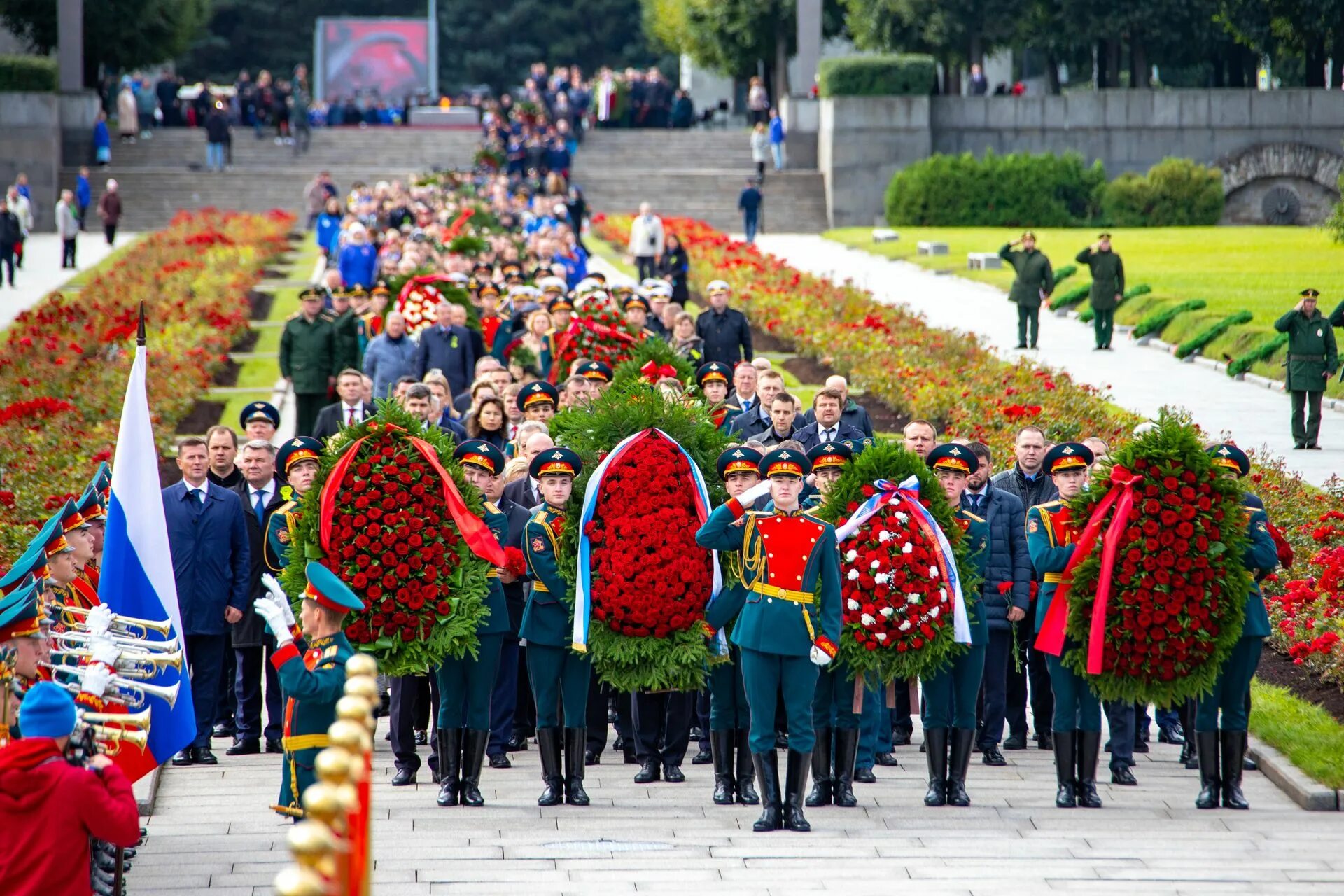 Возложение венков на Пискаревском кладбище 2022. Возложение на Пискаревском кладбище. Мемориал на Пискаревском кладбище. Пискаревское кладбище возложение венков. Новости спб пискаревский