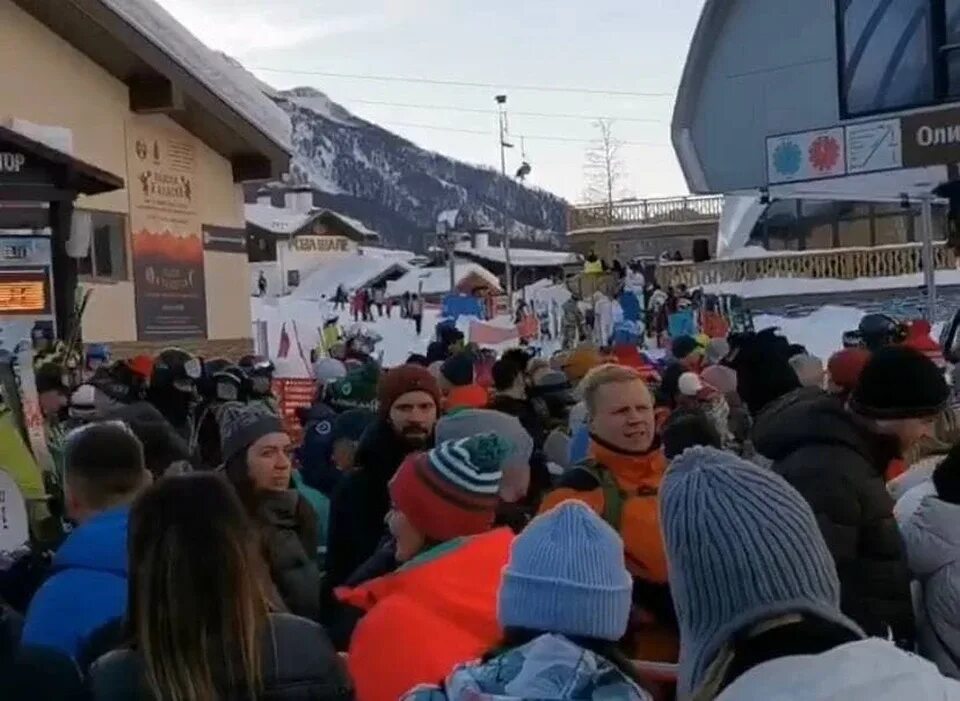 Очереди на подъемники в красной поляне 2021. Сочи красная поляна очереди. Красная поляна очередь на подъемник 2022. Роза хутор очереди на подъемник. Очереди на красной поляне.