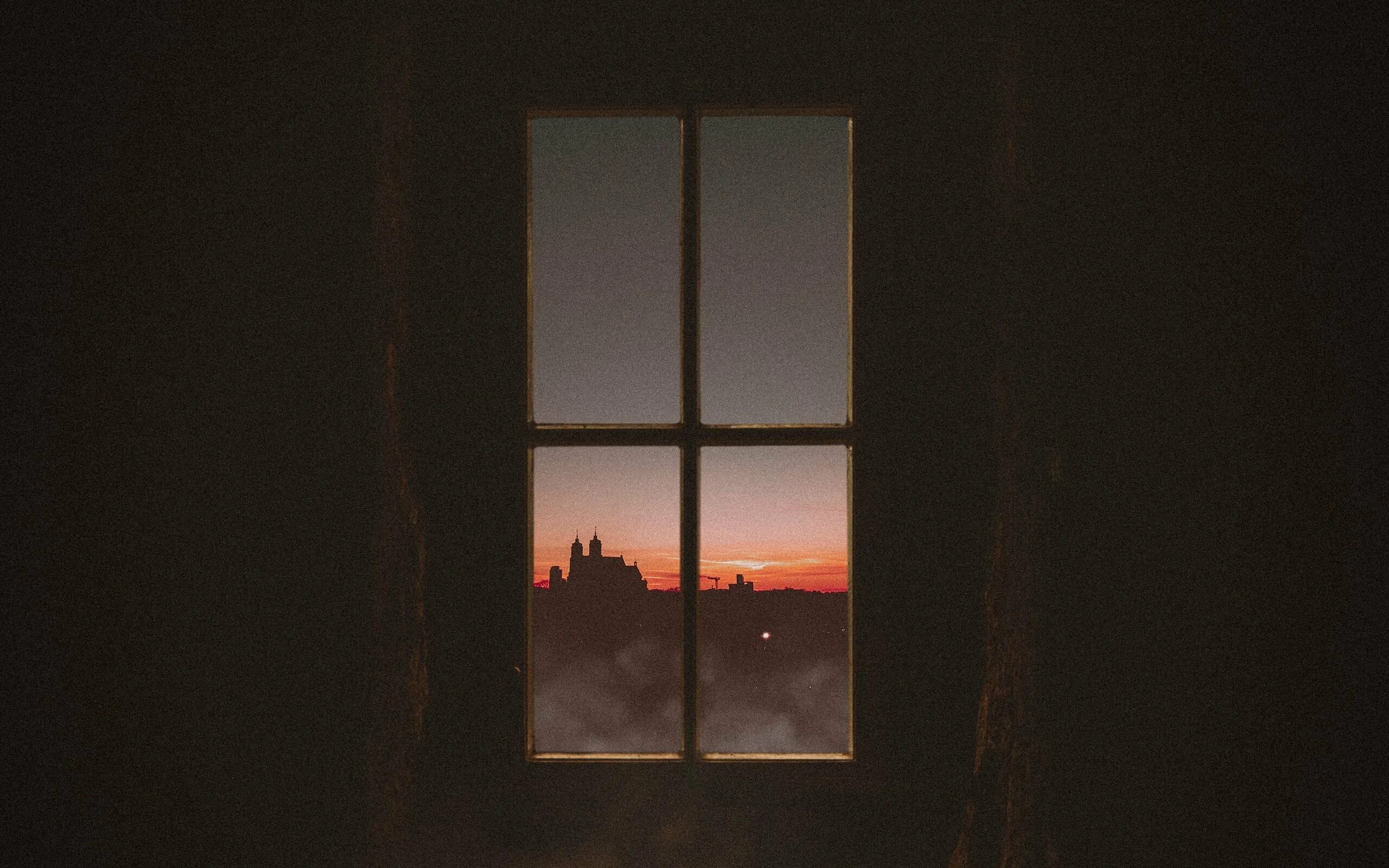 Окно в темноте. Свет в окне. Ночные окна. Окна домов в темноте. Окно голода
